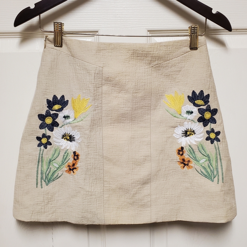 Cosette Floral Embroidered Cream Skirt Size Medium